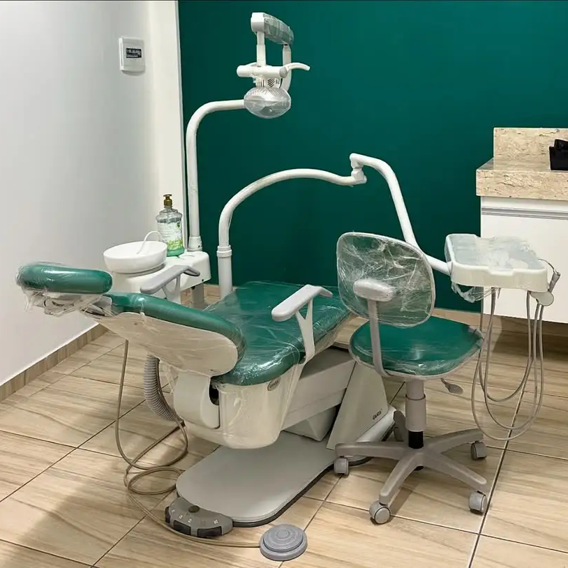 Consultório odontológico com cadeira moderna e equipamentos digitais